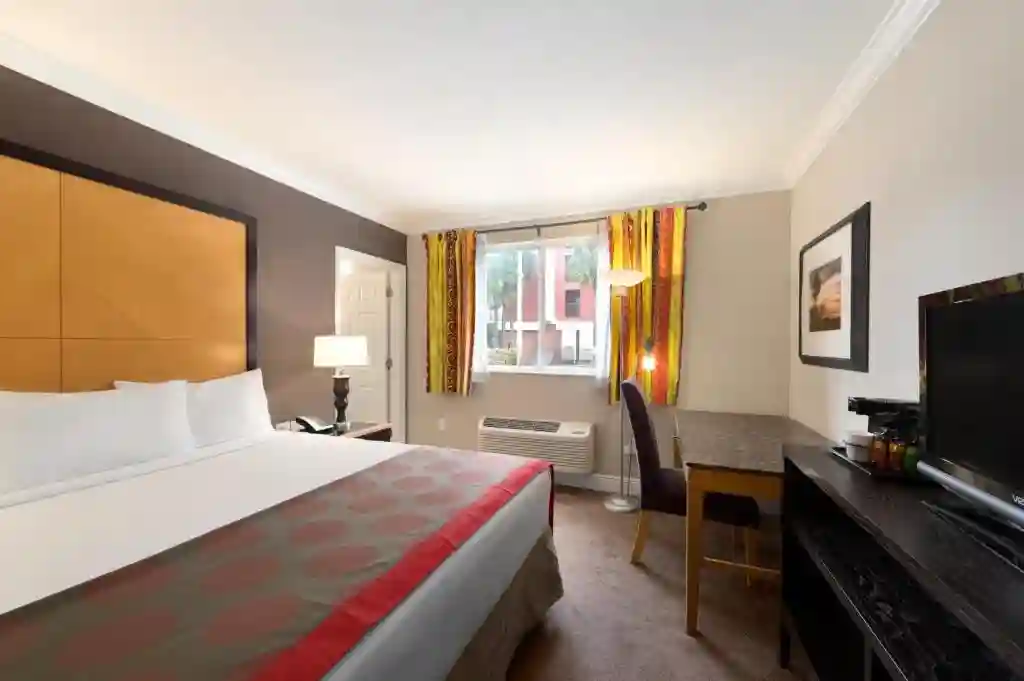 Ramada by Wyndham Miami Springs, Miami International Airport bedroom view